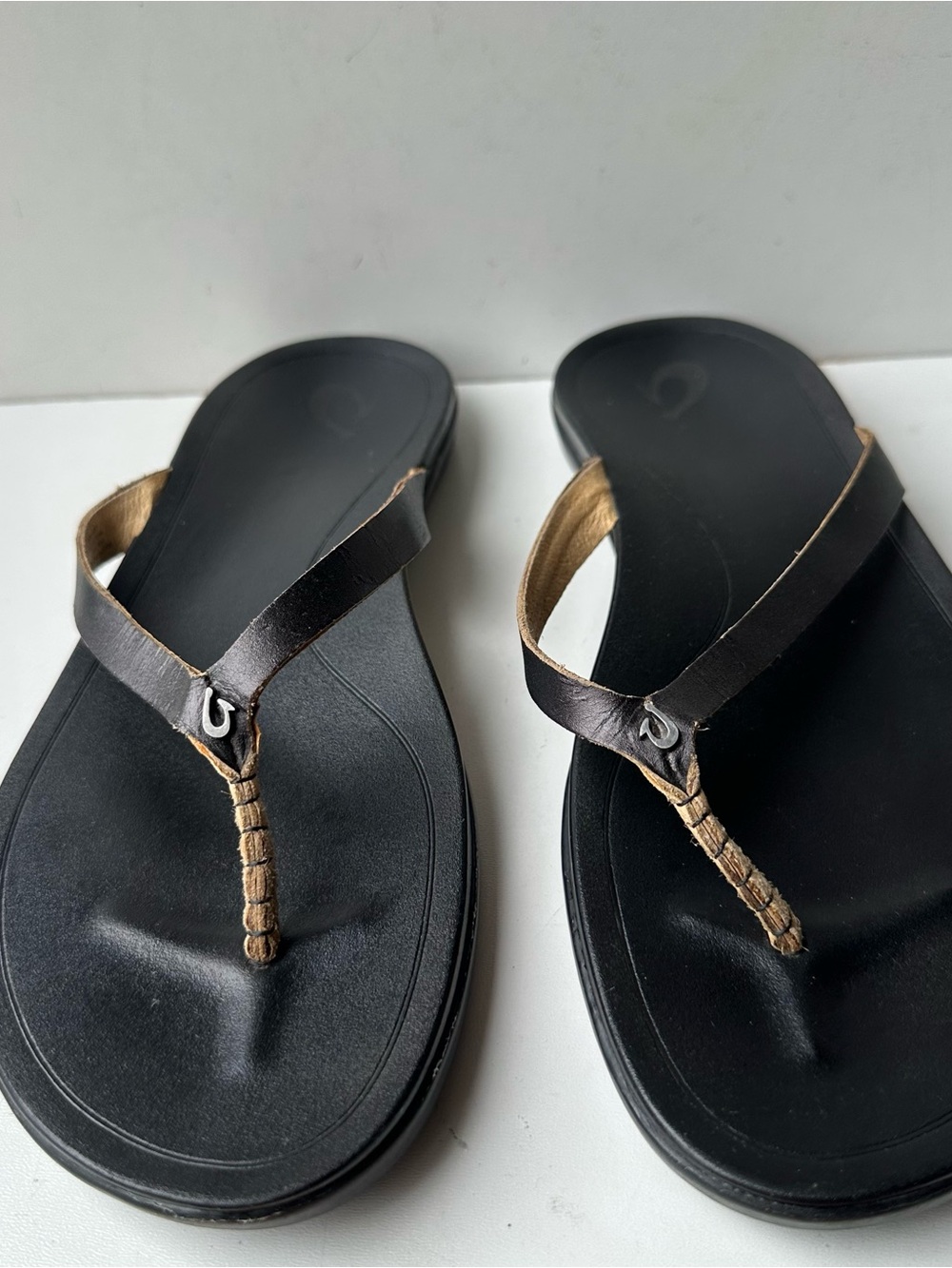 OluKai Women’s Size 10 Black Leather Flip Flop Sandals Comfort Casual Beach - Picture 1 of 8